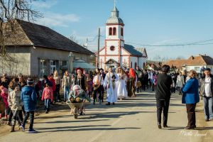 Maghiarii din Matei au alungat iarna cu un carnaval (FOTO)
