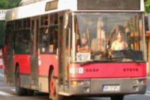 Un bărbat a căzut dintr-un autobuz în timpul mersului