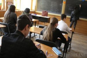 Scriitorul şi profesorul Ion Simuţ: Discutăm despre WC-urile din fundul curţii şcolii, nu şi despre degenerarea învăţământului