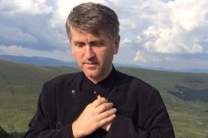 Pomohaci revine în centrul atenţiei. Fostul preot, surprins alături de Nicolae Guţă