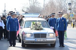 GĂEȘTI: Onoruri militare la înmormântarea tinerei jandarmeriţe răpusă de o boală necruţătoare