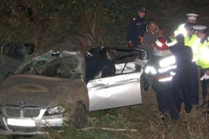 Un pensionar a ajuns cu BMW-ul în râpă, şi-a băgat nevasta în spital!