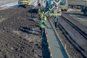 Lecţie pentru politruci: Un om de afaceri a construit din banii lui primul metru de autostradă din Moldova. Vezi cât l-a costat! (VIDEO)