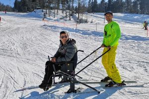 FOTO. Proiect pentru integrarea persoanelor cu dizabilităţi pe pârtiile de schi. Primul test, efectuat cu succes
