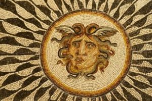 Legenda greacă a Medusei prinde contur într-un lac din Japonia. Ce grozăvie au descoperit cercetătorii în apele tulburi

