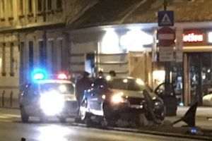 Accident pe strada Lungă. Un şofer băut a intrat cu maşina într-un scuar