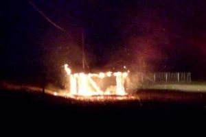 FOTO-ULTIMĂ ORĂ: Incendiu la o anexă gospodărească din Vânători