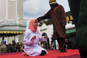 Indonezia: Șase cupluri au fost biciuite pentru că au avut relaţii intime în afara căsătoriei