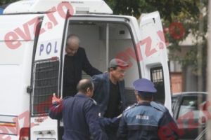 Achitaţi, după ce au fost batjocoriţi public, în cătuşe. Fabrica de abuzuri şi şantaje de la DNA Braşov