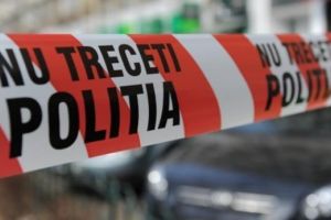 O femeie i-a înfipt cuţitul în spate soţului, după ce ar fi agresat-o