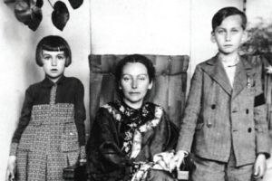 Femeile din viaţa romancierului Petru Dumitriu - propria mamă i-a pozat goală