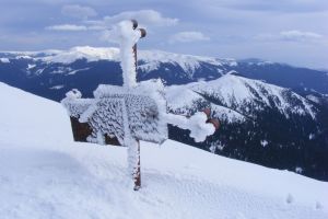 Gândeaţi că am scăpat? Iarna nu se dă dusă de la munte (FOTO)