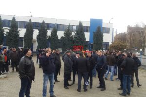 LIVE. Greva continuă la Electrolux. Muncitorii, în faţa fabricii