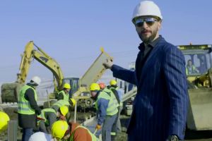 Protest inedit! Un om de afaceri a construit singurul metru de autostradă din Moldova!