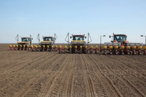Rentierii agricoli, aşeptaţi pentru vizarea carnetelor. Ce documente sunt necesare