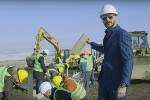 VIDEO – Un afacerist a construit primul şi singurul metru de autostradă din Moldova