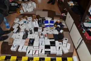 Țeapă de top cu parfumuri de firmă – Vindea marfa pe site-uri renumite din România