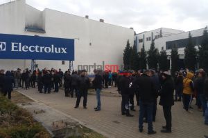 LIVE. Protest la Electrolux. Negocierile au eşuat în 3 minute! Blocate la 1 euro/zi!