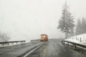 Vânt, lapoviţă şi ninsoare în Pasul Tihuţa. Drumarii au intervenit pe DN 17