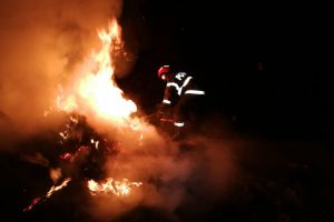 FOTO: Incendiu la Runcu, pus intenţionat