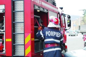 Maşină distrusă de flăcări, pe Defileul Jiului