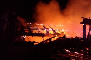 Două gospodării, răvăşite de un incendiu izbucnit de la o ţigară aruncată la întâmplare