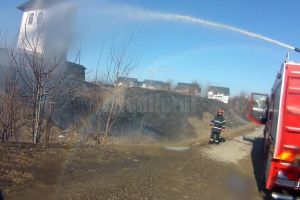 Hectare întregi cuprinse de flăcări, în opt incendii de vegetaţie uscată