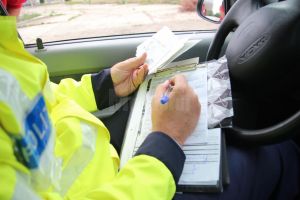 Şoferi şi pietoni amendaţi în timpul unei acţiuni de prevenire a accidentelor rutiere