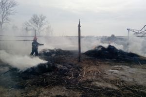 Incendiu la Nalbant, judetul Tulcea. Un echipaj de pompieri care se intorcea din misiune a intervenit (galerie foto)