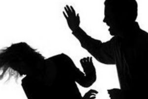 Ce a păţit un bărbat care şi-a ameninţat şi agresat verbal soţia de care divorţează
