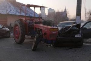 Accident. Un tractorist de 73 de ani, fără permis, a acroşat o maşină în judeţ