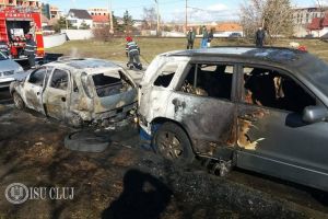 Două maşini au luat foc în cartierul Mărăşti