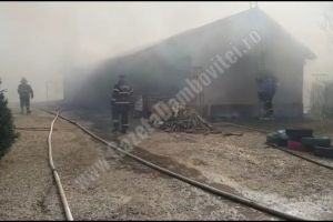 RĂCARI: Incendiu de vegetaţie, extins la două imobile