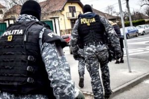 ASTĂZI – Piteşteni acuzaţi de INFRACŢIUNI INFORMATICE, călcaţi de MASCAŢI!