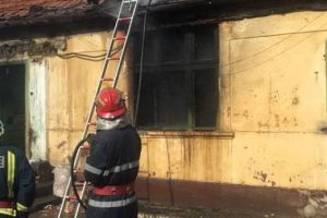Incendiu în Velenţa: Au făcut foc în mijlocul casei (FOTO)