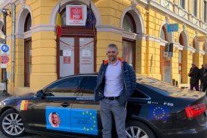 Soferul maşinii cu numărul „M*** PSD” strânge semnături la Sibiu ca să candideze la Europarlamentare