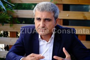 Deputatul Robert Turcescu - Noi, cei trecuti de 40 de ani, traim spinzurati intre doua lumi