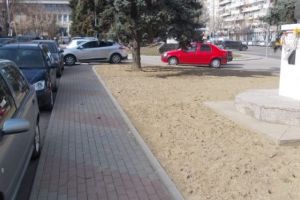 Promptă reacţia ADP Piteşti! Trotuarul a fost eliberat