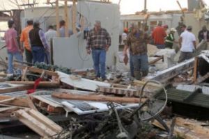 Tragedie în Statele Unite. Tornade ucigaşe. 23 de morţi şi peste 50 de răniţi. Locuitorii şi autorităţile caută supravieţuitori