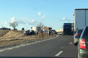Trei victime transportate la spital, în urma coliziunii între un tir şi un autoturism