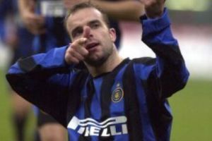 Un fost mare fotbalist a fost luat la bătaie de Zlatan Ibrahimovici. „Aveam tendinţe homosexuale. L-am sărutat pe gură” 