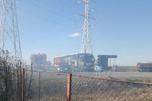 FOTO. Pe vânt puternic, Florisal a dat foc vegetaţiei. Apoi a chemat pompierii