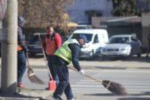 Robu a scos angajaţii la măturat străzile: „Ce ar trebui să facem? Să stăm cu oraşul murdar? A fost o perioadă cumplită!”