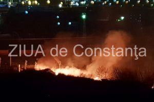 Incendiu pe Valea Portului, aproape de calea ferata. Pompierii se lupta cu flacarile!