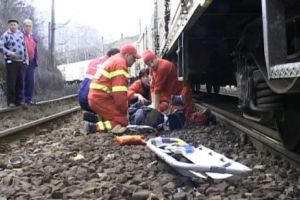 DRAMĂ pe calea ferată. Un MORT şi un RĂNIT. Vehicul lovit de TREN
