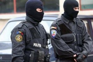 Percheziţii în casă lui Victor Micula din Oradea. Curse ilegale de maşini şi focuri de armă cu puşcă mitralieră Kalaşnikov. VIDEO 