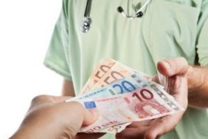 Ultima oră. Cinci medici din Neamţ au fost reţinuţi pentru luare de mită. Ce salariu net aveau