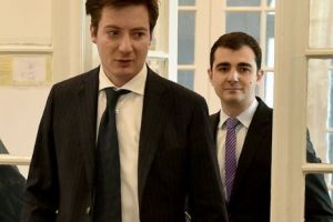 Andrei Caramitru şi modelul Macron în presă