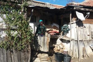 Două bătrâne din Berleşti trăiesc la limita subzistenţei!  De peste doi ani aşteaptă un ajutor trimestrial de la primărie