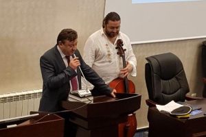 Violoncelistul Adrian Naidin a primit înaltul titlu academic de DHC al Universităţii «Constantin Brâncuşi» din Târgu-Jiu –